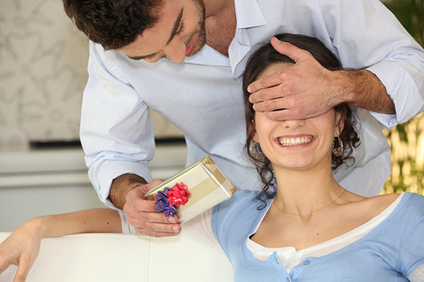 Como ensinar seu marido a dar presentes: 6 dicas para um psicólogo