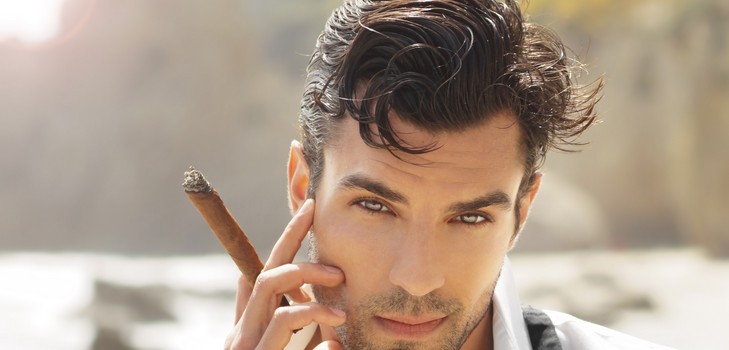 Como um homem se comporta se gosta de uma mulher, mas o esconde