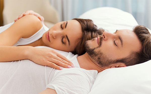 Dorme em pares: determine a postura em um sonho, como um homem te trata