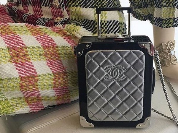A estrada chama: a mala de embreagem Trolley Minaudiere da Chanel