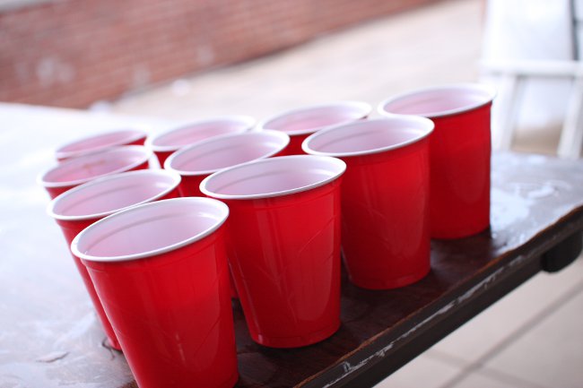 Jogos com álcool para a festa: cerveja-pong