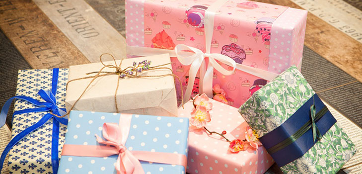 Como embalar um presente em um papel-presente
