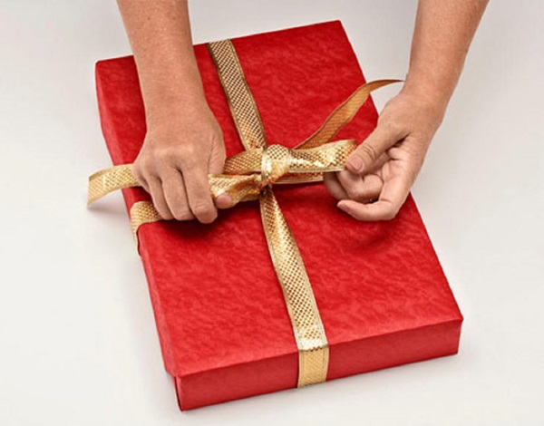 Como embalar um presente em um papel-presente