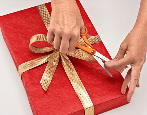 Como embalar um presente em um papel-presente