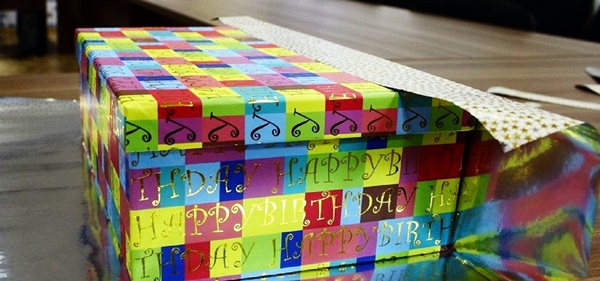 Como embalar um presente em um papel-presente