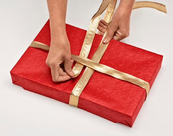 Como embalar um presente em um papel-presente