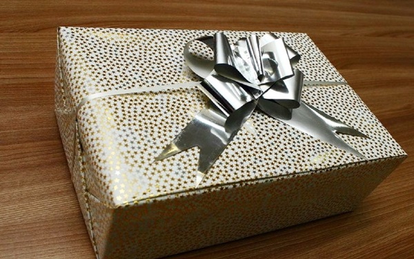 Como embalar um presente em um papel-presente