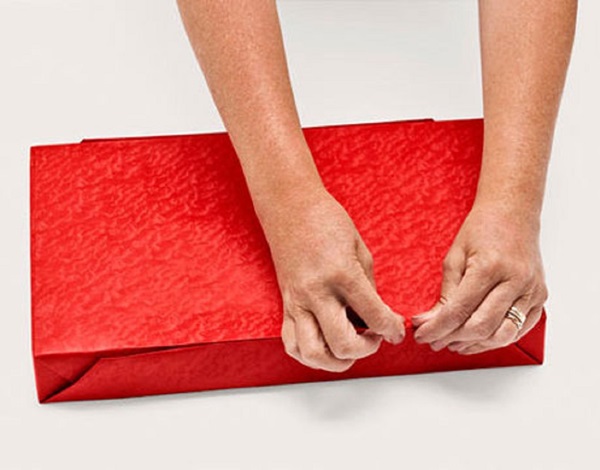 Como embalar um presente em um papel-presente