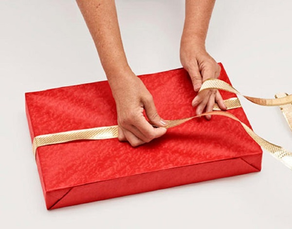 Como embalar um presente em um papel-presente