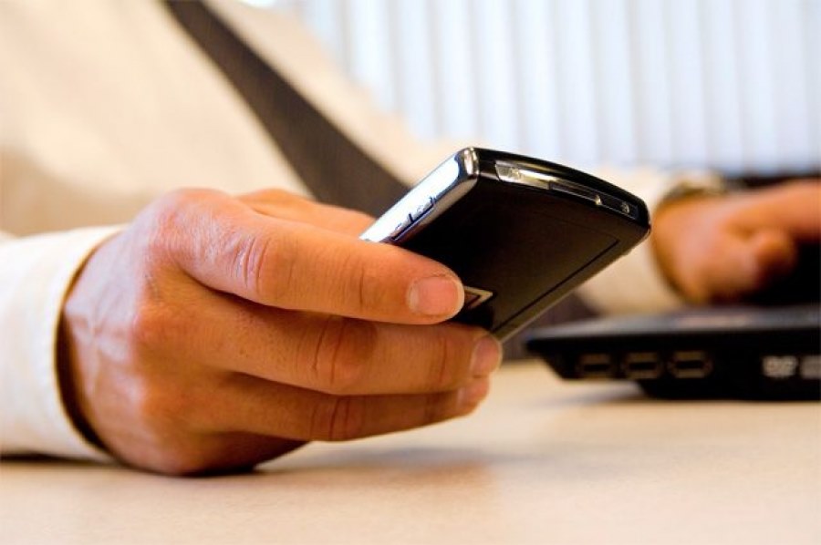 mão com telefone