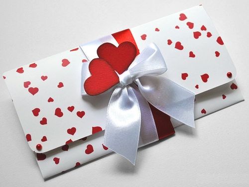 Como doar dinheiro para um casamento em um envelope