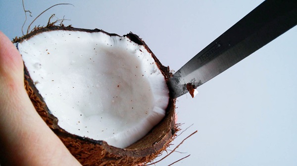Como abrir um coco em casa