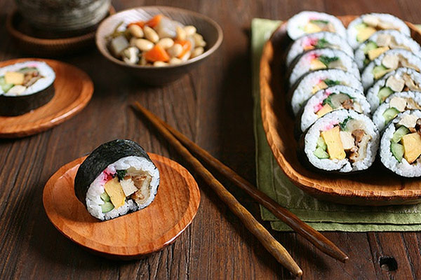 Como segurar varas para sushi