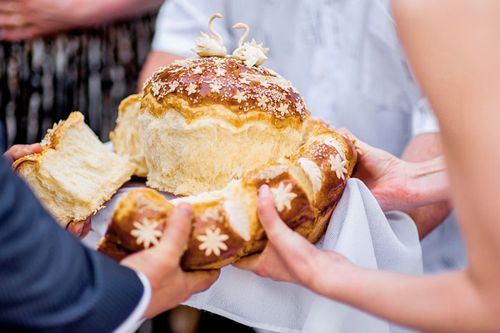 Reunião após o escritório de registro com um pão
