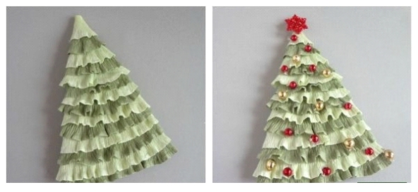 penduramos os ornamentos feitos decorando a árvore de natal