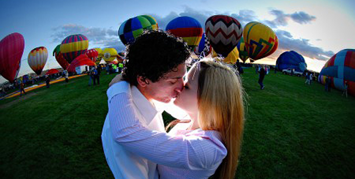 o casal está se beijando