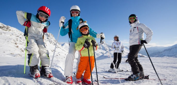 Uma viagem às montanhas está sempre associada ao esqui. Aprenda a escolhê-los.