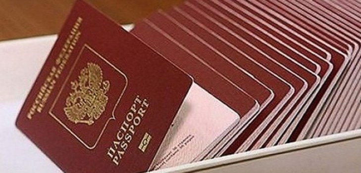 passaportes em uma caixa