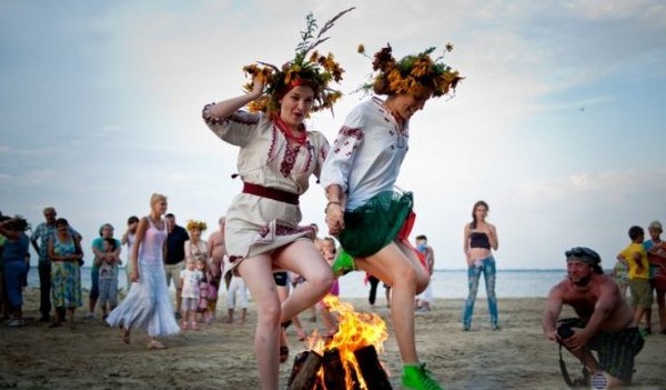 Qual é o número de Ivan Kupala em 2016? Que narrações de fortuna, rituais e tradições estão associadas ao feriado? O que fazer em Ivan Kupala, parabéns