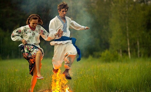 Qual é o número de Ivan Kupala em 2016? Que narrações de fortuna, rituais e tradições estão associadas ao feriado? O que fazer em Ivan Kupala, parabéns