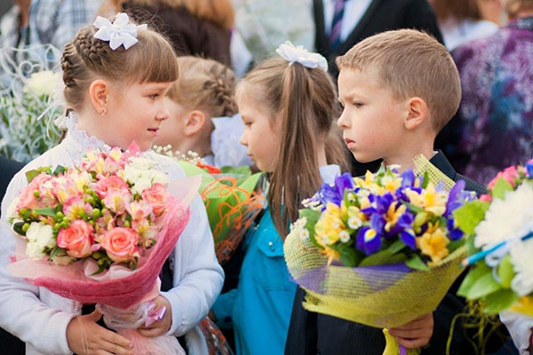 Adeus aos alunos do primeiro ano em 1º de setembro de graduados e pais