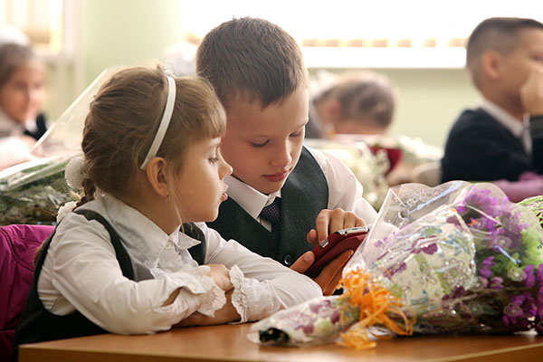 Adeus aos alunos do primeiro ano em 1º de setembro de graduados e pais