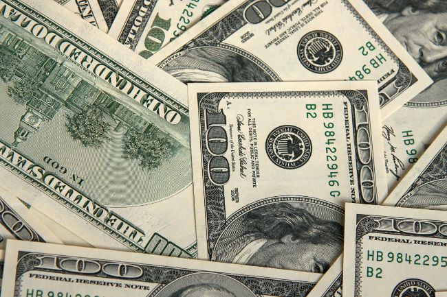 Contrafacção de dinheiro: como reconhecer um falso $ 100?