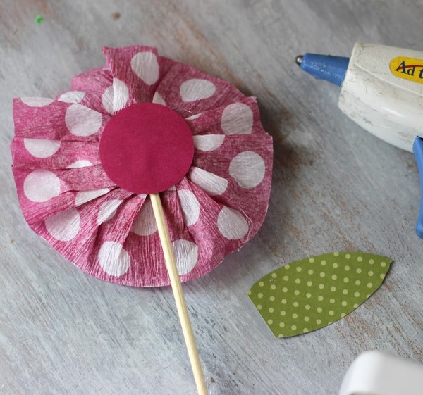 Artesanato para o Dia das Mães com suas próprias mãos: para o jardim de infância e a 1ª classe, para a escola, de papel colorido, guardanapos