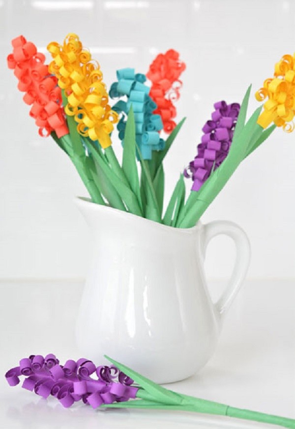 Artesanato para o Dia das Mães com suas próprias mãos: para o jardim de infância e a 1ª classe, para a escola, de papel colorido, guardanapos