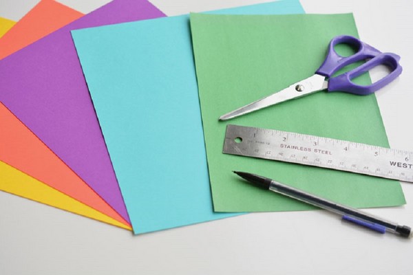 Artesanato para o Dia das Mães com suas próprias mãos: para o jardim de infância e a 1ª classe, para a escola, de papel colorido, guardanapos