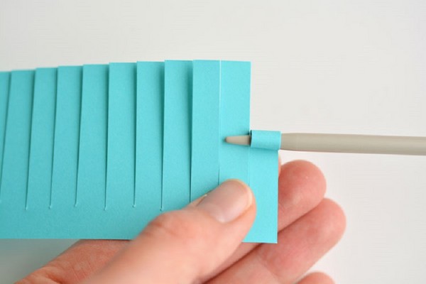 Artesanato para o Dia das Mães com suas próprias mãos: para o jardim de infância e a 1ª classe, para a escola, de papel colorido, guardanapos