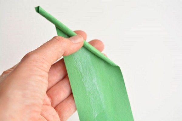 Artesanato para o Dia das Mães com suas próprias mãos: para o jardim de infância e a 1ª classe, para a escola, de papel colorido, guardanapos