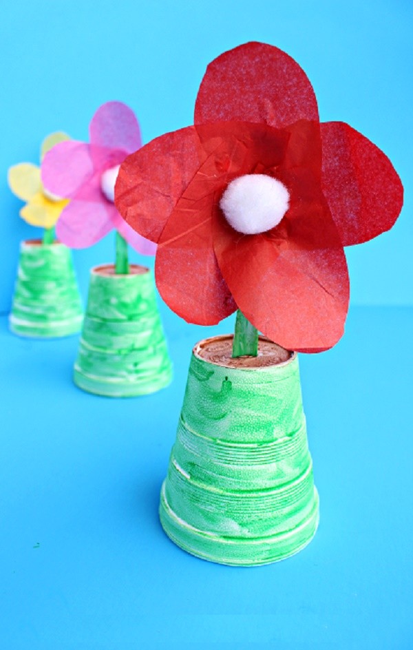 Artesanato para o Dia das Mães com suas próprias mãos: para o jardim de infância e a 1ª classe, para a escola, de papel colorido, guardanapos