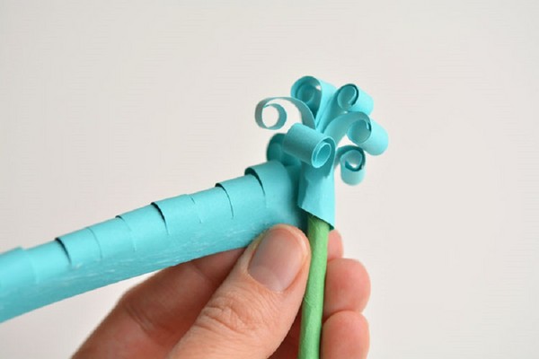 Artesanato para o Dia das Mães com suas próprias mãos: para o jardim de infância e a 1ª classe, para a escola, de papel colorido, guardanapos