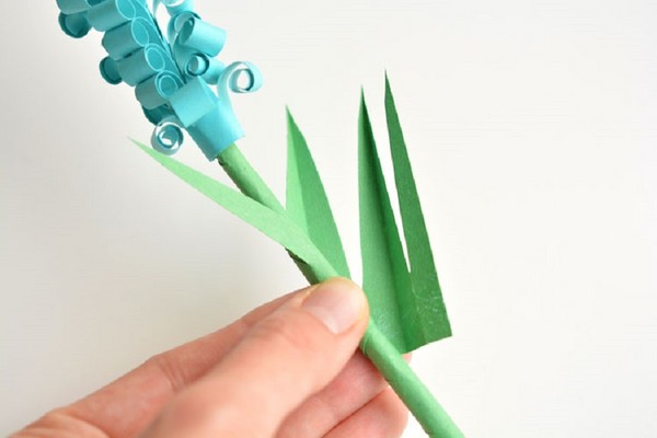 Artesanato para o Dia das Mães com suas próprias mãos: para o jardim de infância e a 1ª classe, para a escola, de papel colorido, guardanapos