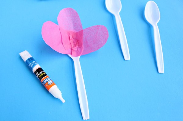 Artesanato para o Dia das Mães com suas próprias mãos: para o jardim de infância e a 1ª classe, para a escola, de papel colorido, guardanapos