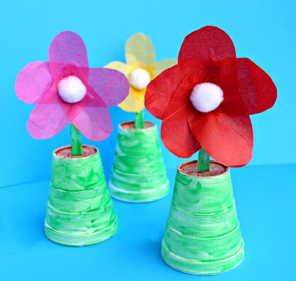 Artesanato para o Dia das Mães com suas próprias mãos: para o jardim de infância e a 1ª classe, para a escola, de papel colorido, guardanapos