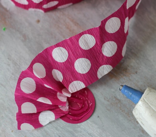 Artesanato para o Dia das Mães com suas próprias mãos: para o jardim de infância e a 1ª classe, para a escola, de papel colorido, guardanapos