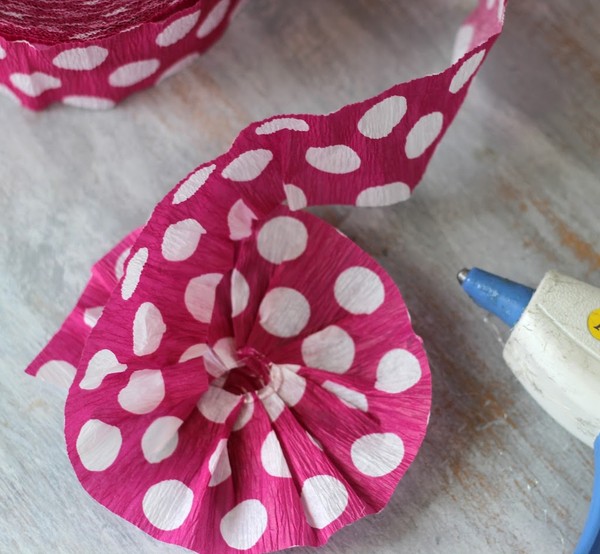 Artesanato para o Dia das Mães com suas próprias mãos: para o jardim de infância e a 1ª classe, para a escola, de papel colorido, guardanapos