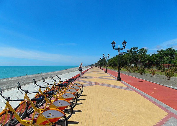 O tempo em Sochi em setembro de 2016 é previsto pelo centro hidrometeorológico e de acordo com as críticas dos turistas, a temperatura da água e do ar em Sochi em setembro