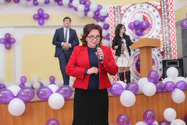 Dedicação aos alunos: scripts, competições, alterações de canções