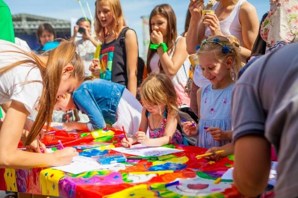 Idéias para o cenário para o Dia da Criança, bem como o plano de aula para o feriado em 1 de junho