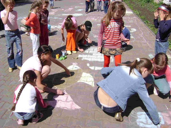 Idéias para o cenário para o Dia da Criança, bem como o plano de aula para o feriado em 1 de junho