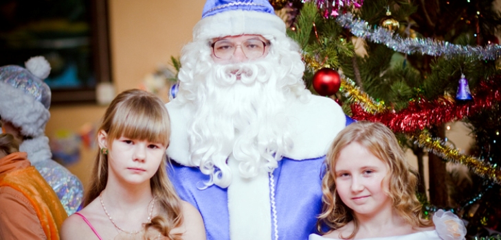 Papai Noel e meninas
