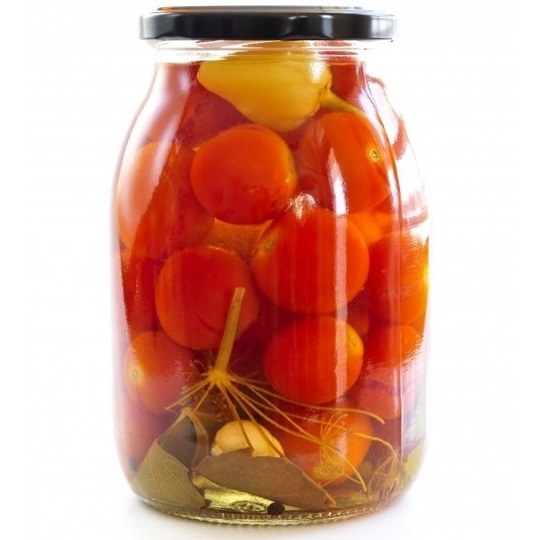 Tomates salgados para o inverno em latas