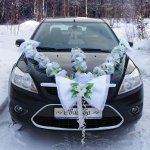 Decoração de carros de casamento de mãos dadas