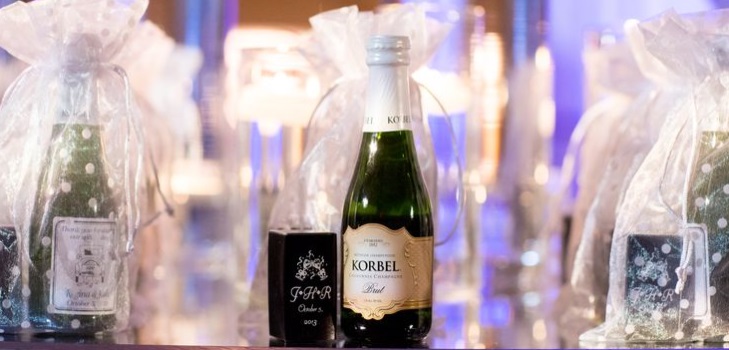 Decorando champanhe de casamento com suas próprias mãos