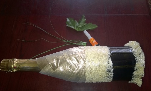 Decorando champanhe de casamento com suas próprias mãos