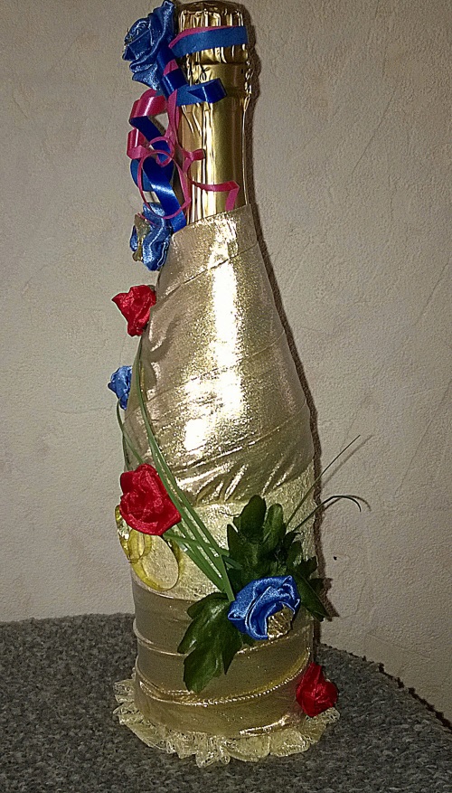 Decorando champanhe de casamento com suas próprias mãos