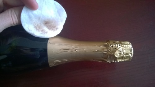 Decorando champanhe de casamento com suas próprias mãos